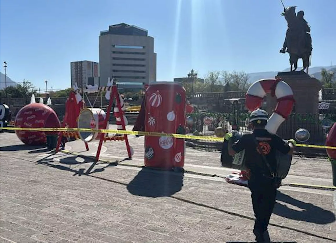 Rachas de viento tumban decoración navideña en la Macroplaza de Monterrey