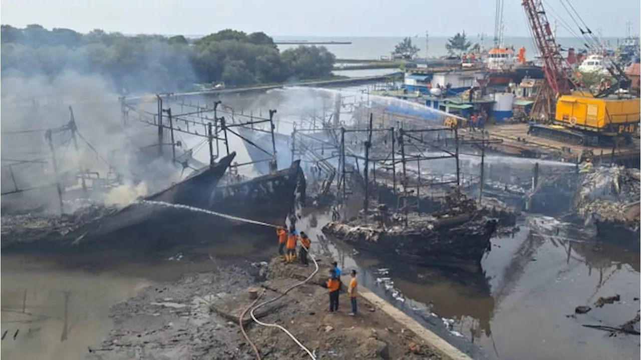 Kerugian Ditaksir Rp 60 Miliar, Puluhan Kapal Nelayan Terbakar di Pelabuhan Pelindo Tegal