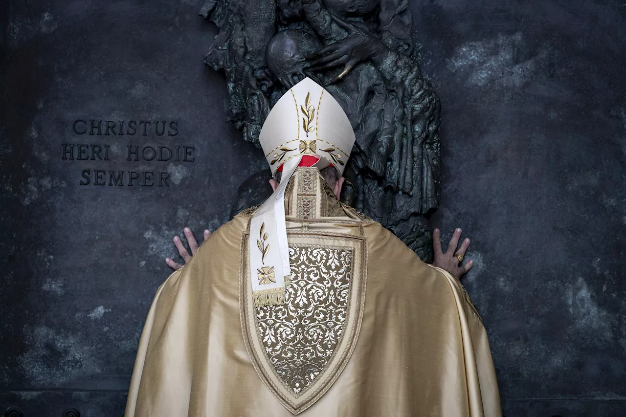 Il Cardinale Reina apre la Porta Santa di San Giovanni in Laterano