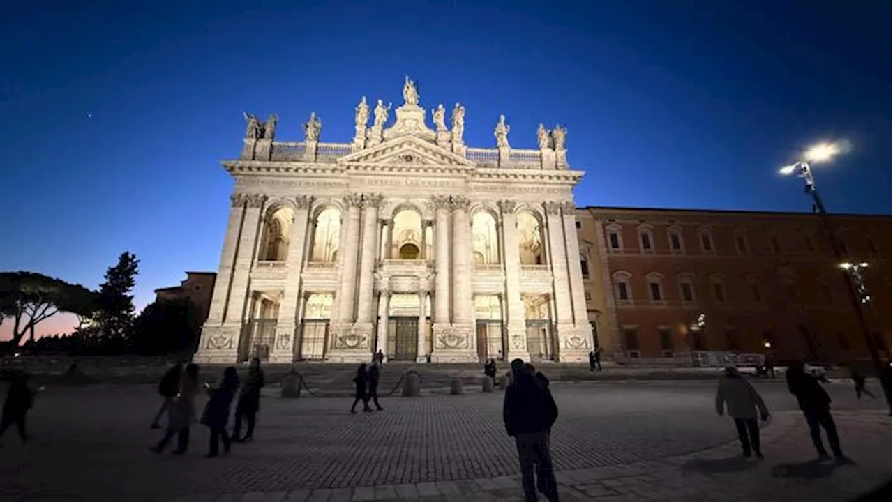 Il Cardinale Reina apre la Porta Santa di San Giovanni in Laterano