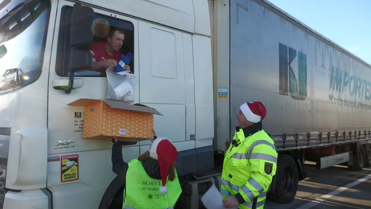 Weihnachten auf dem Rastplatz: Polizisten überraschen Lkw-Fahrer mit Geschenken