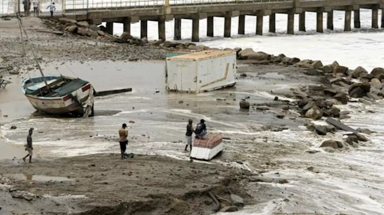  Høje bølger lukker havne i Peru og dræber i Ecuador