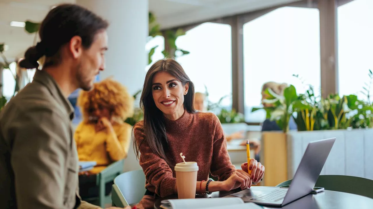 Liebe im Büro: Wie gehe ich mit Gefühlen für einen Kollegen um?