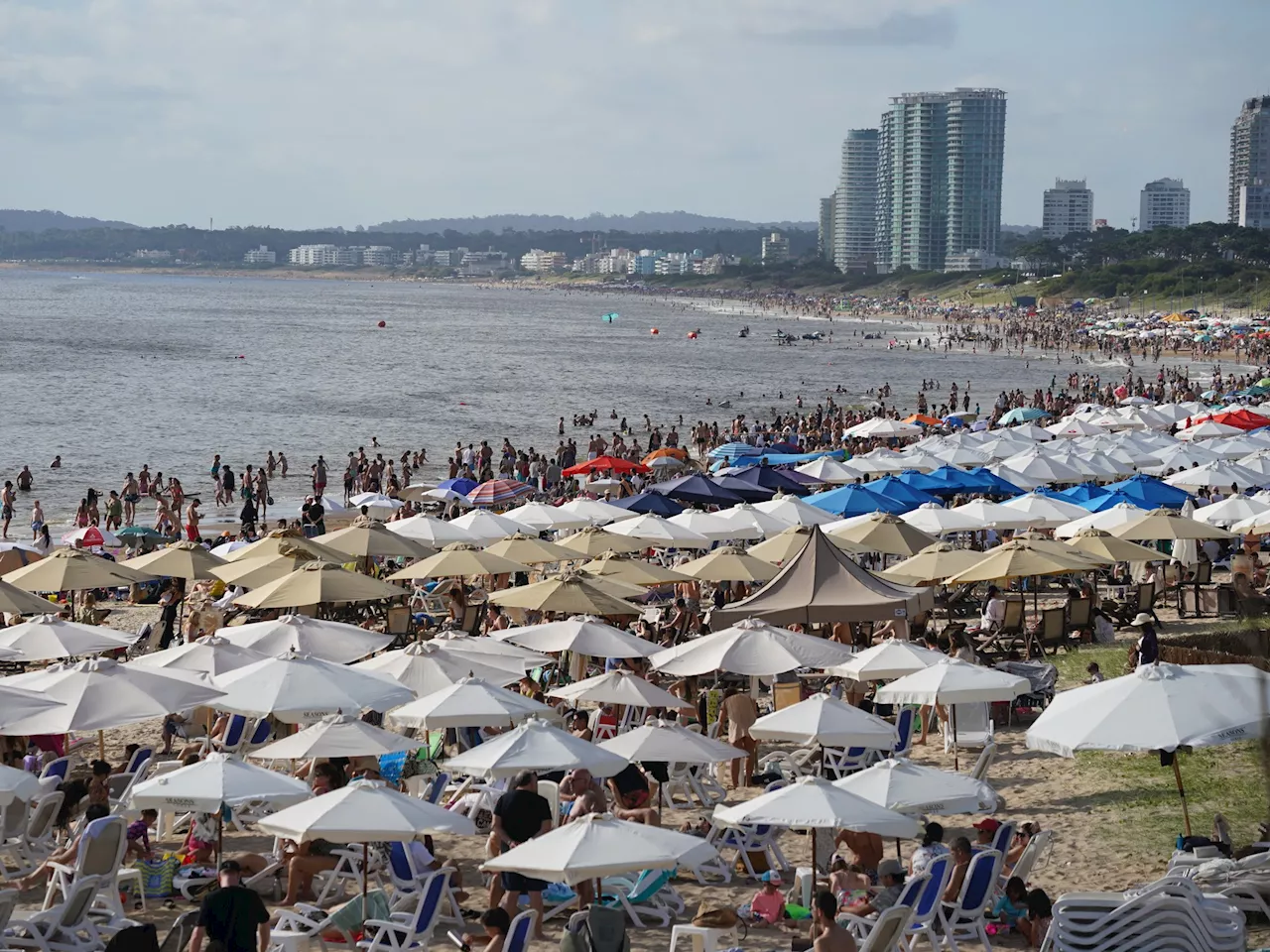 Punta del Este: La playa se llena de argentinos