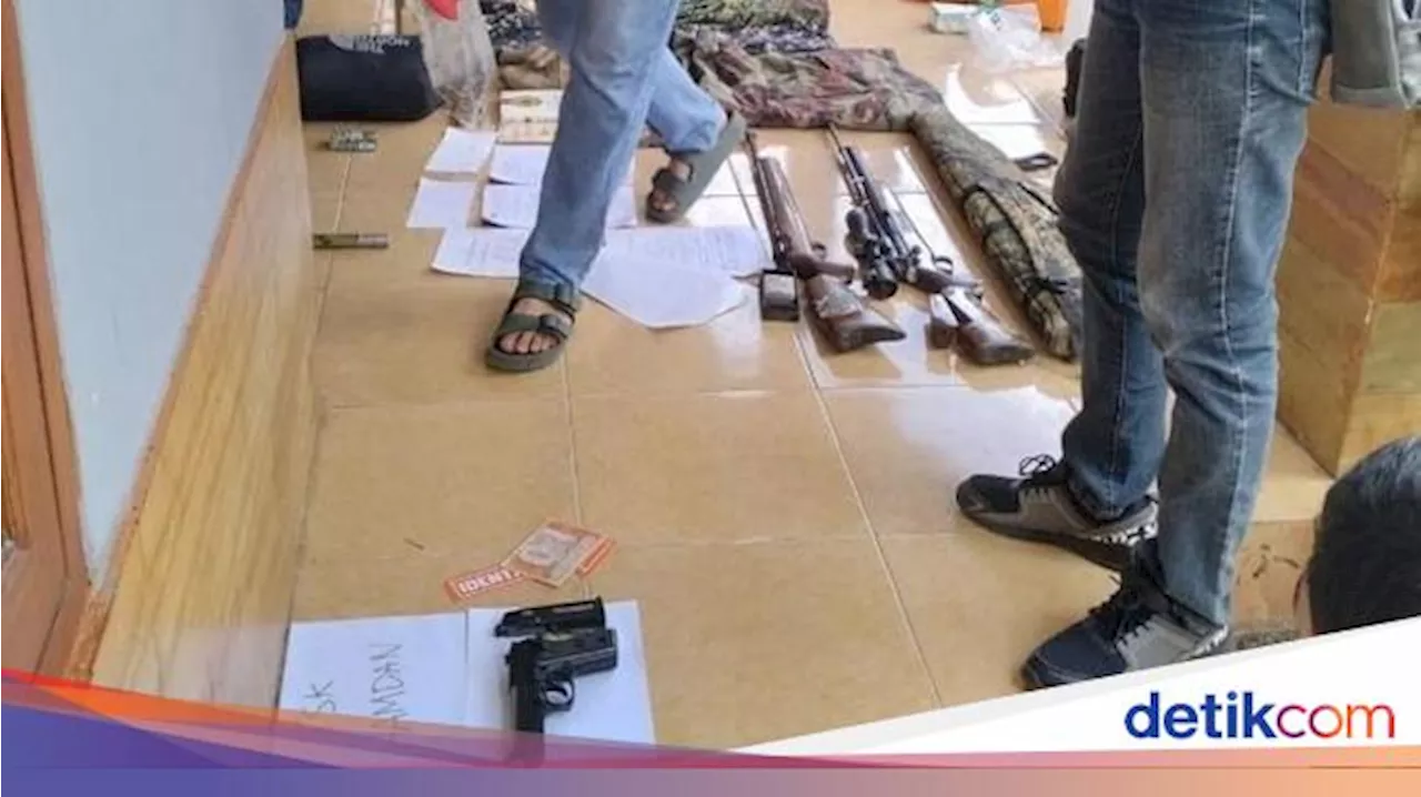 Densus 88 Geledah Rumah Terduga Teroris di Sukabumi, Buku-Pistol Disita