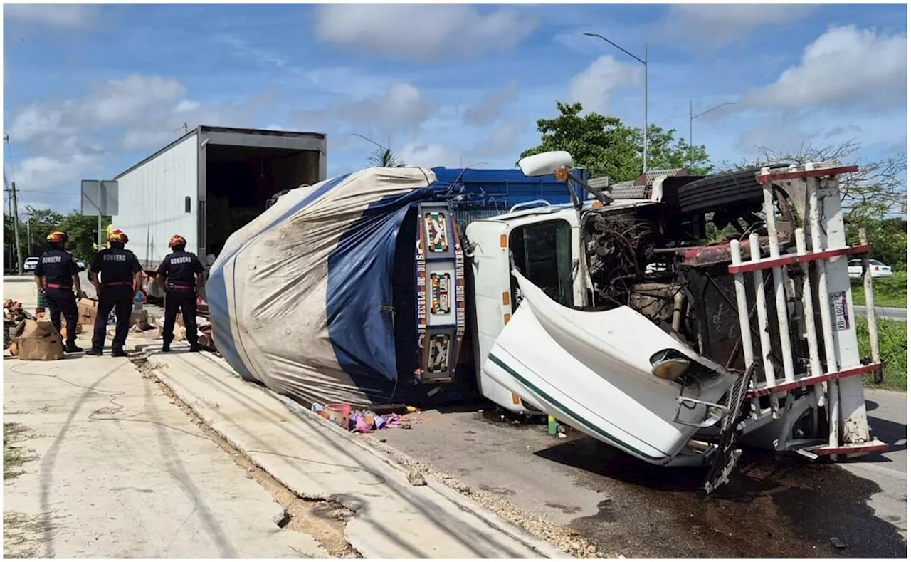 Se incendia tráiler que transportaba frutas y verduras en carretera Mérida-Cancún; vecinos roban mercancía