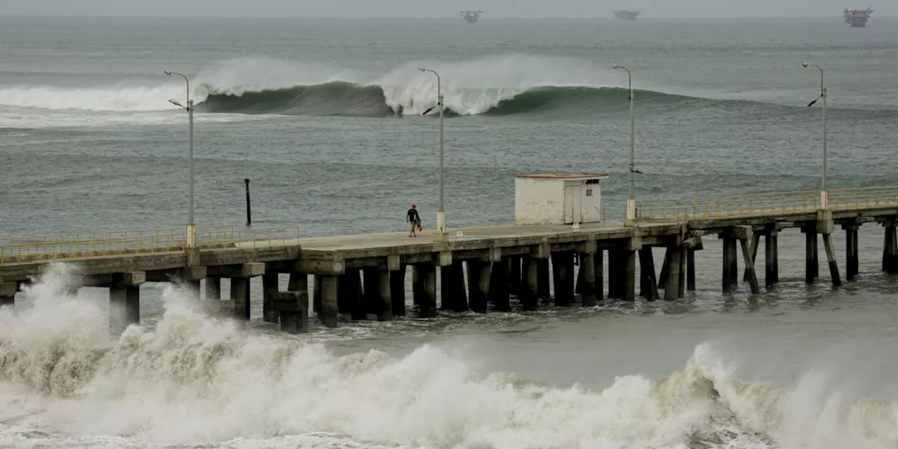 Perú cierra 91 puertos y playas recreativas por fuerte oleaje en su costa