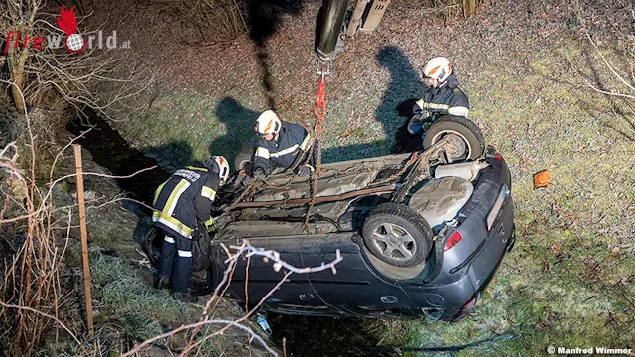 Pkw landet im Lengenfelder Bach - Feuerwehr rettet Lenker