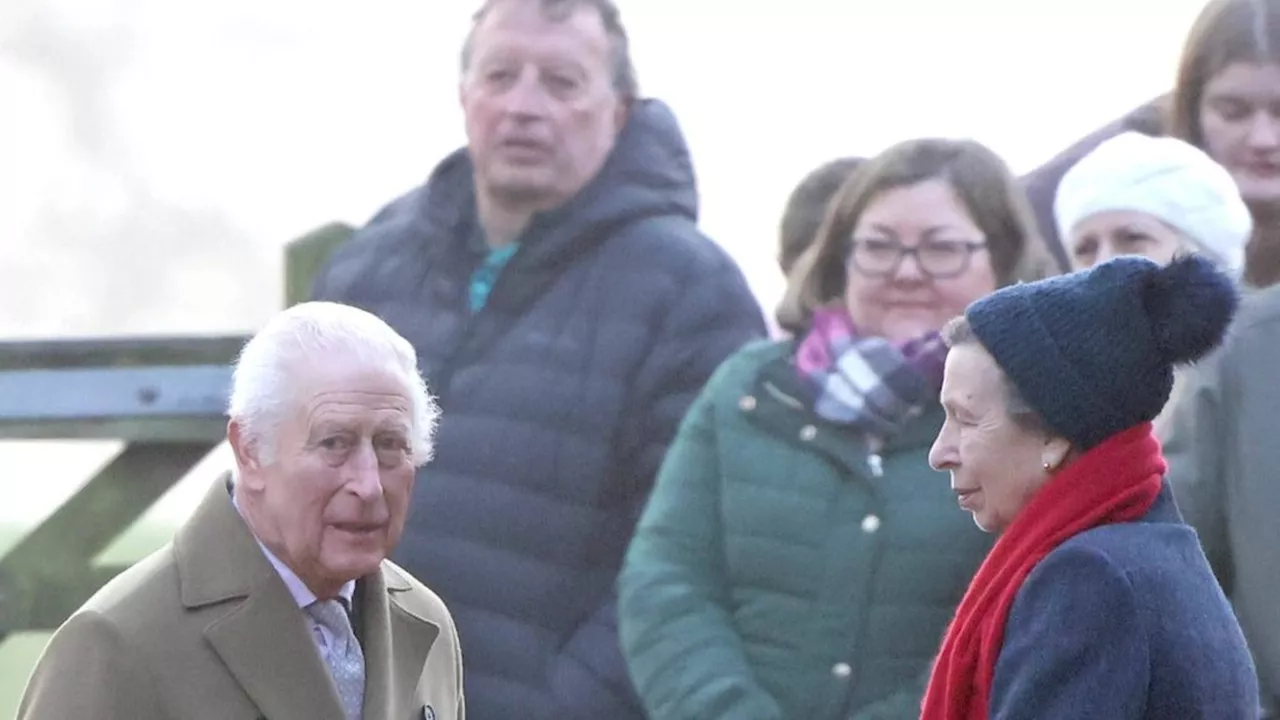 König Charles und Prinzessin Anne besuchen den Sonntagsgottesdienst in Sandringham