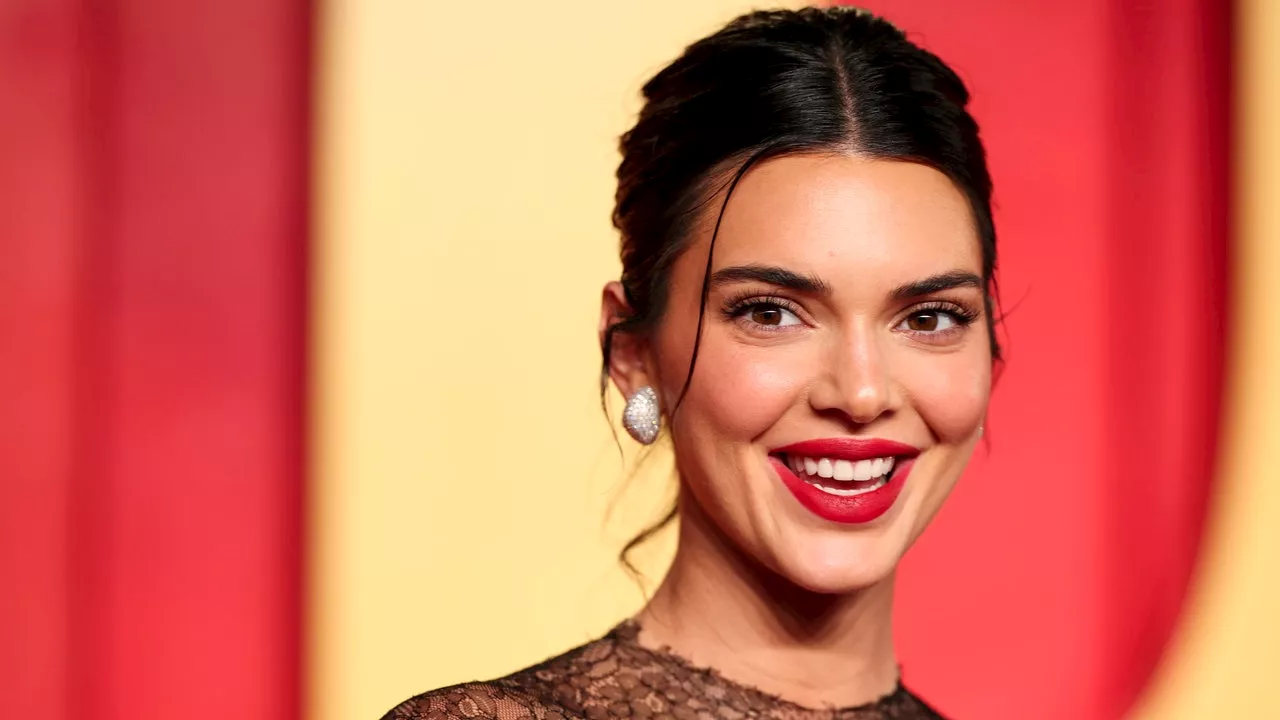 Kendall Jenner's Short Bob Makes a Case for Holiday Glam