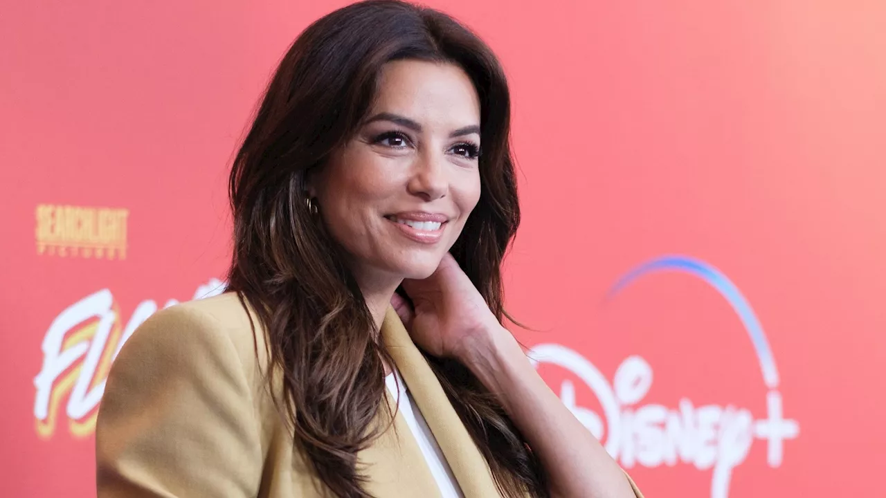 Eva Longoria se dévoile en tenue de ski ultra moulant