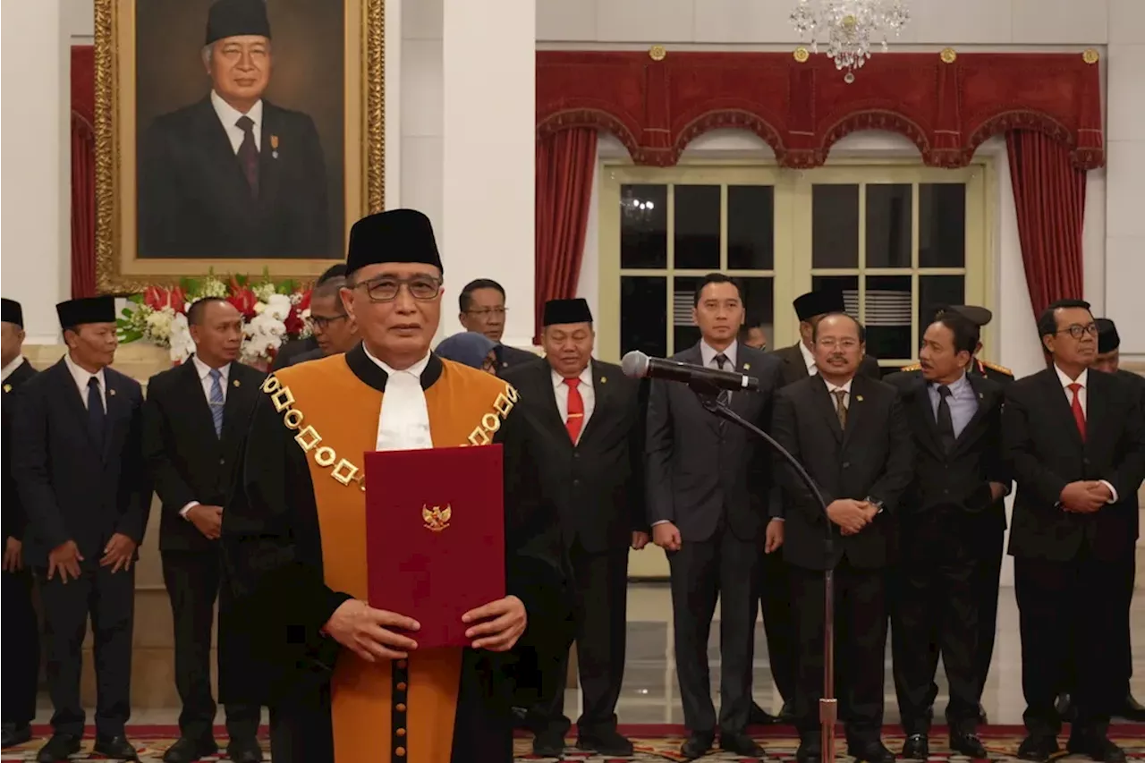 Ketua MA Sunarto Berbaur dengan Penumpang di Bandara