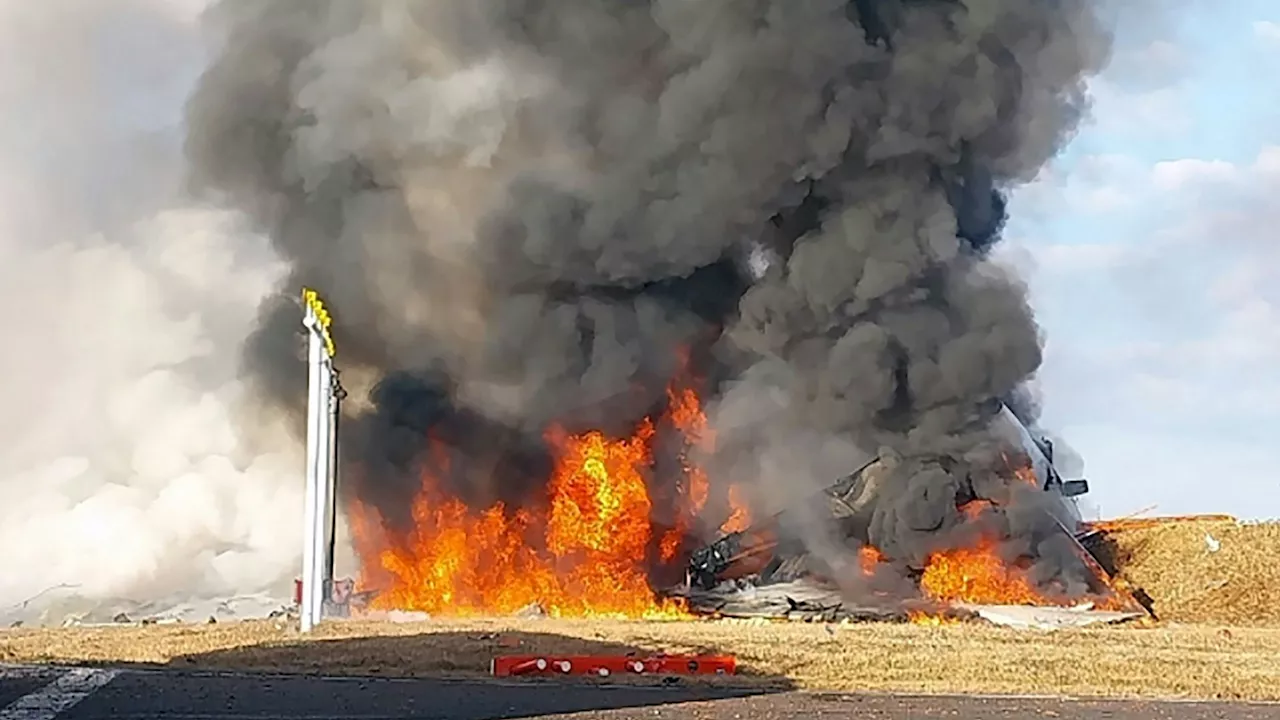 Flugzeugunglück in Südkorea: Boeing 737 stürzt bei Landung ab