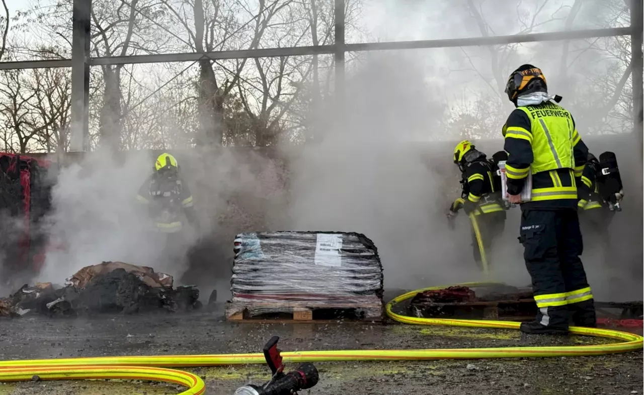 Großbrand im Altstoffsammelzentrum Traun - Video-Schnappschüsse auf Social Media