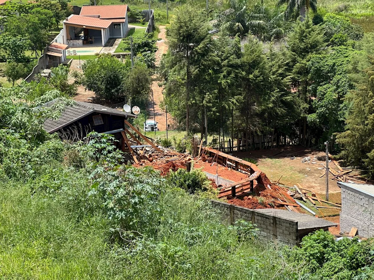 Tragédia em Taubaté: Casal e Amigo Morrem em Deslizamento