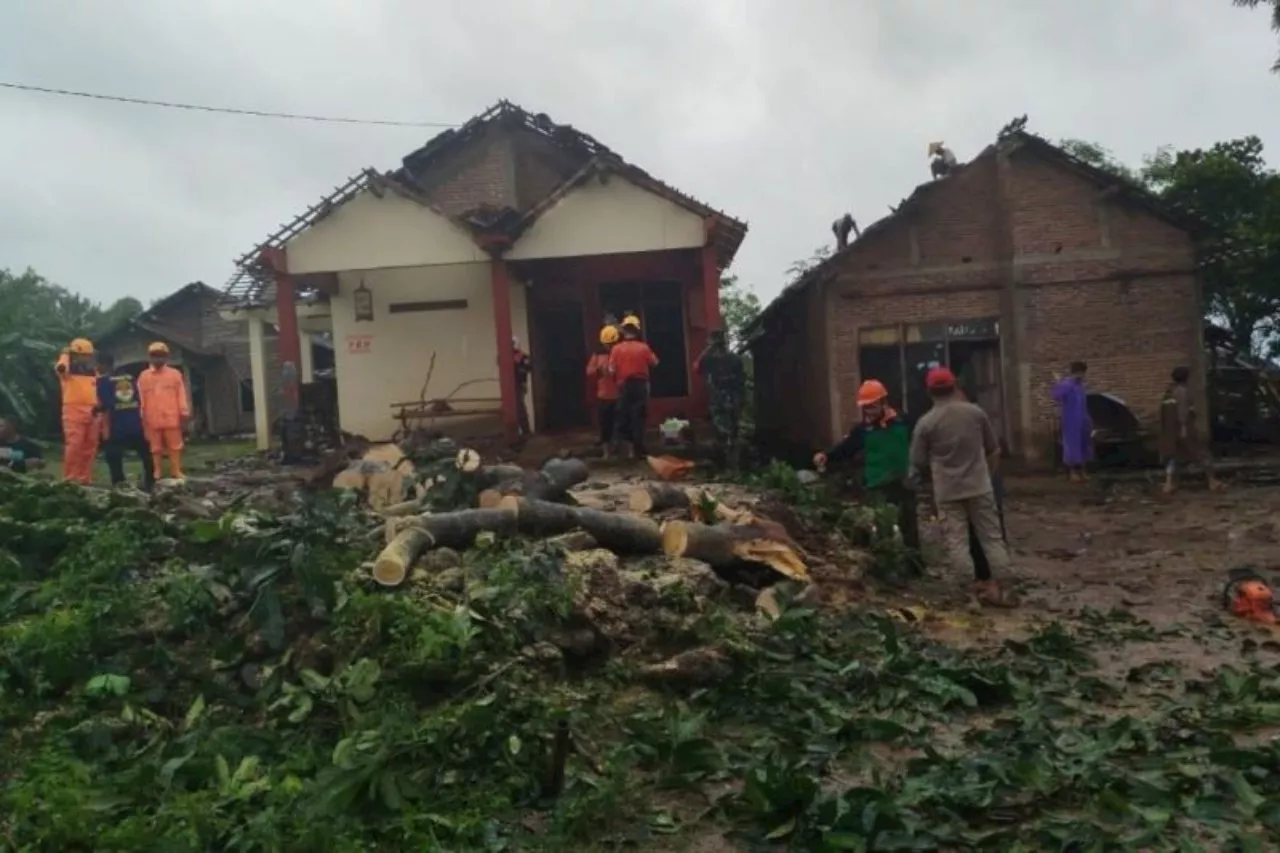 Puting Beliung Rusak 21 Rumah di Jepara