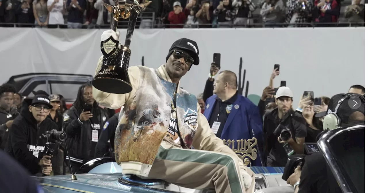 Snoop Dogg thrills the crowd in the Arizona Bowl that bears his name