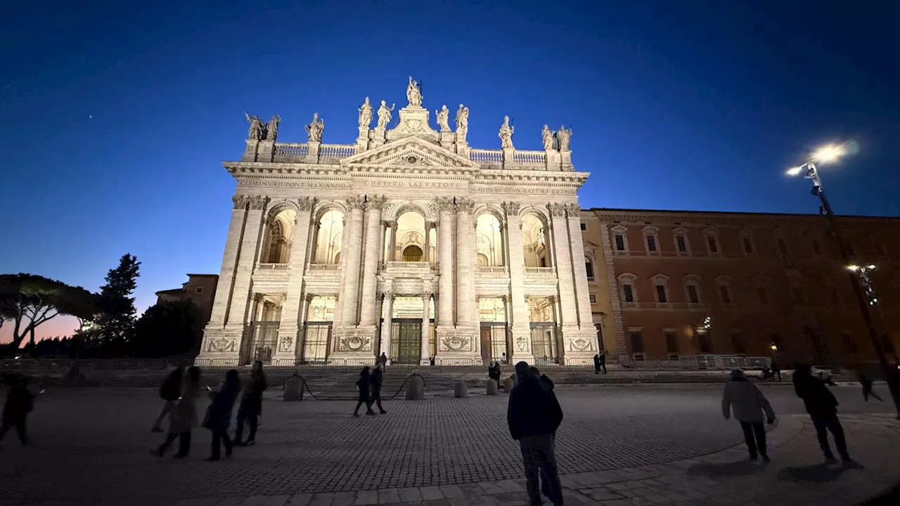 Giubileo, il Vicario di Roma Reina apre la Porta santa in Laterano