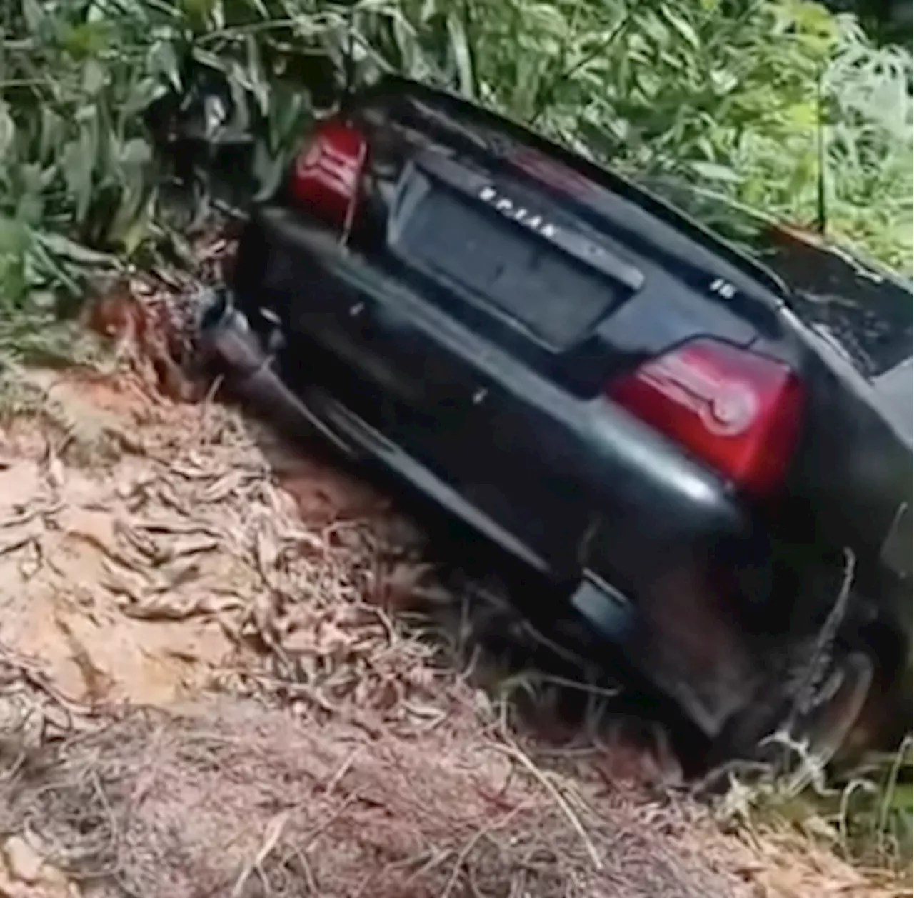 Flies swarming car lead Johor cops to body in boot near Mersing, two arrested