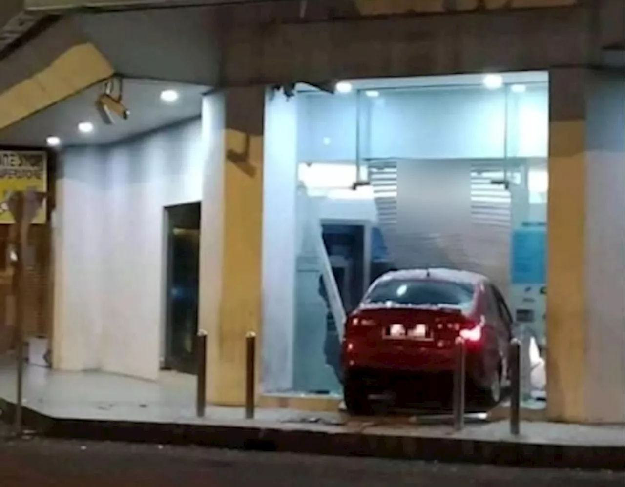 Man arrested for drink driving after crashing into Tawau bank’s glass door