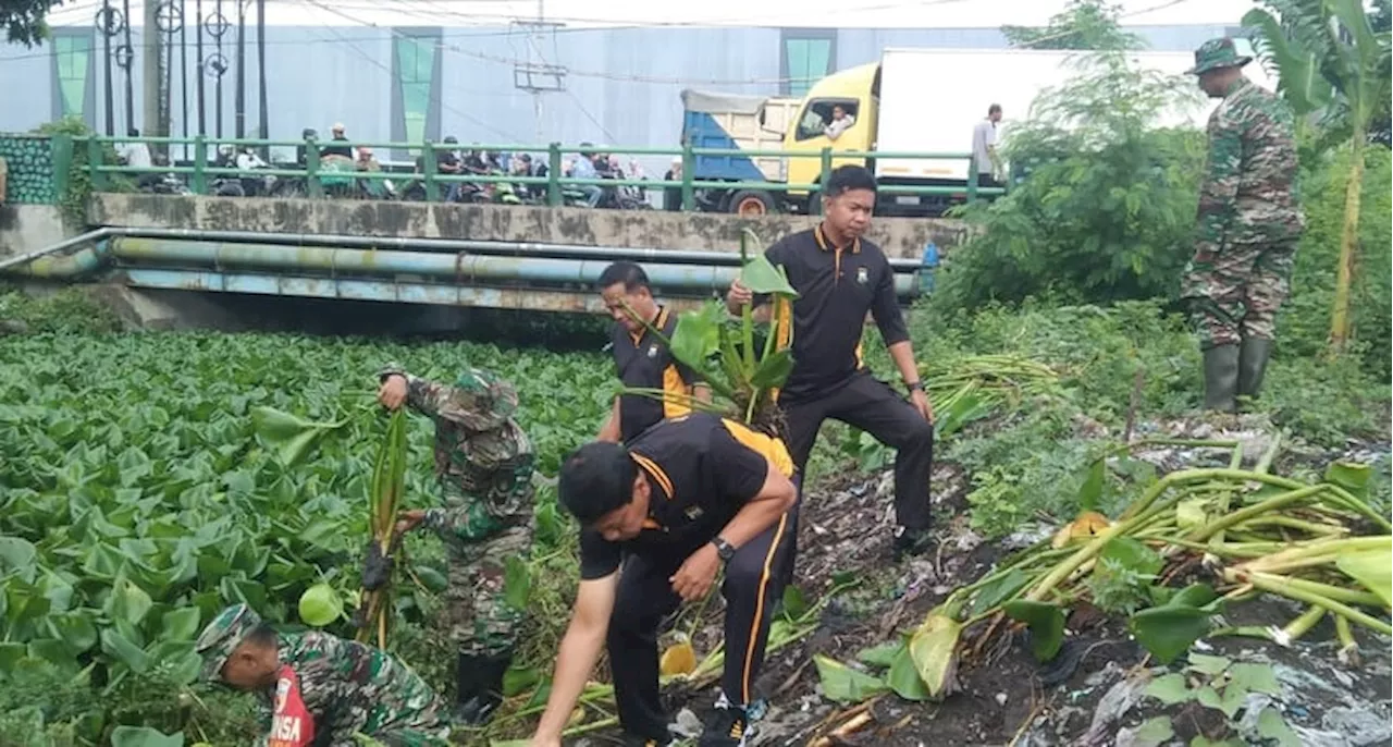 Warga, TNI, dan Polri Bergotong Royong Bersihkan Sungai Gebang