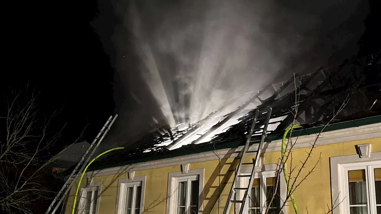 Dachstuhl und Fassade in Neulengbach in Flammen