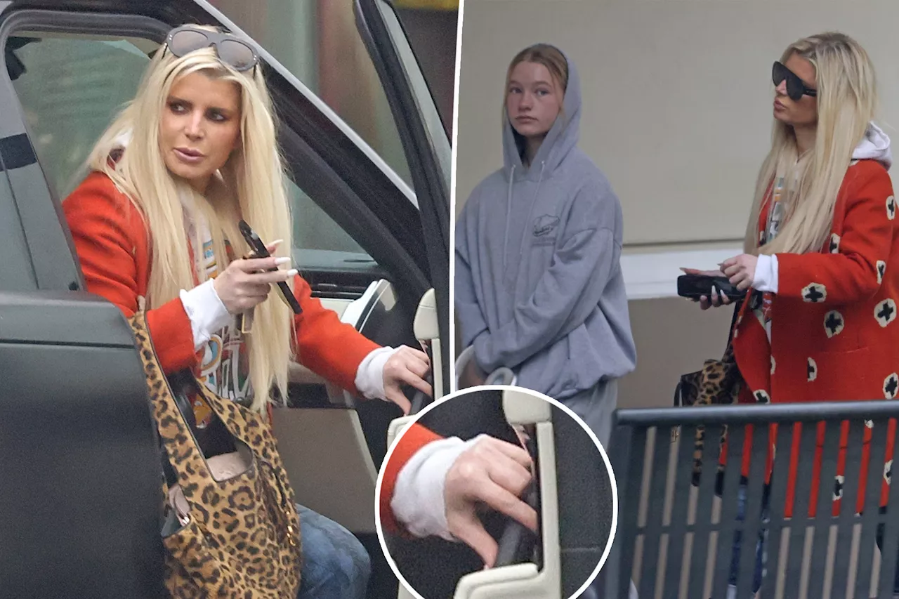 Jessica Simpson Spotted Without Wedding Ring Amidst Divorce Rumors