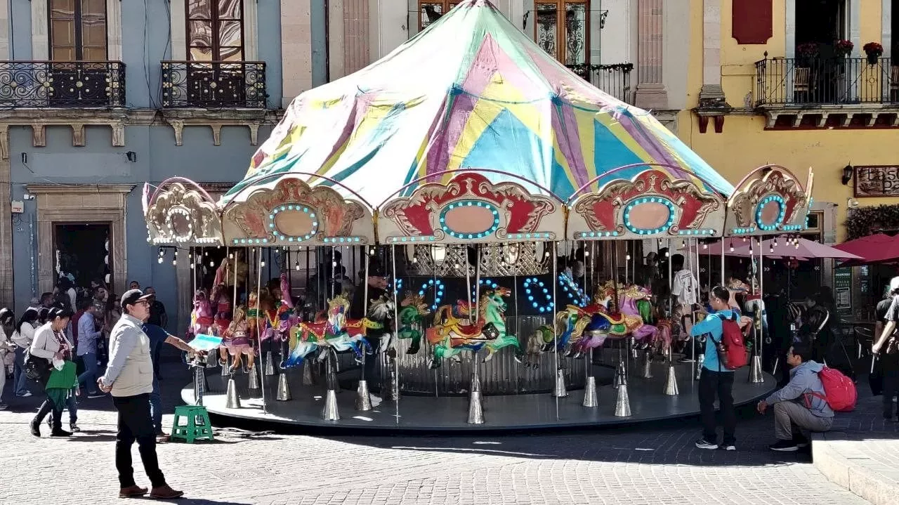 Jóvenes vandalizan carrusel navideño en Guanajuato Capital