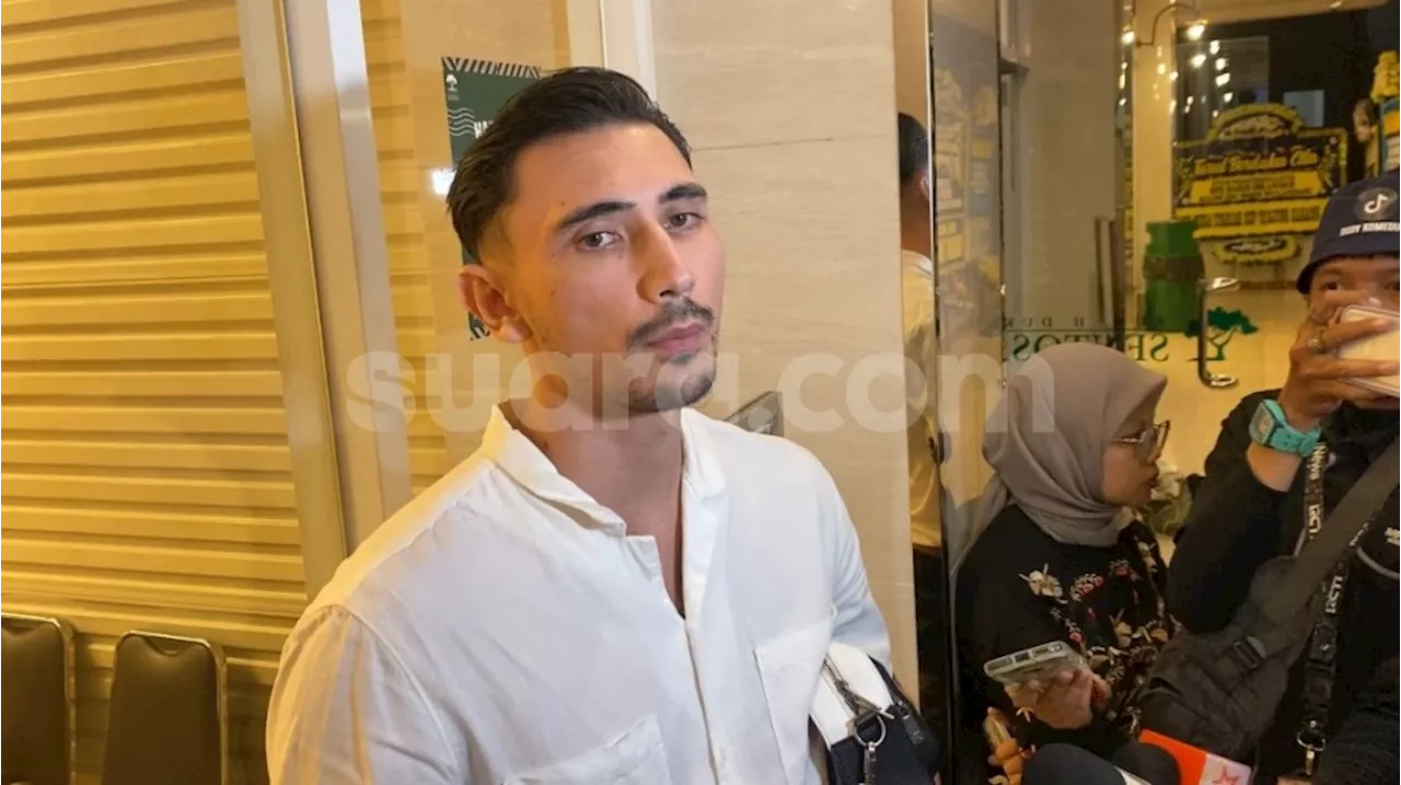 Vincent Verhaag Dampingi Keluarga Jessica Iskandar di Rumah Duka