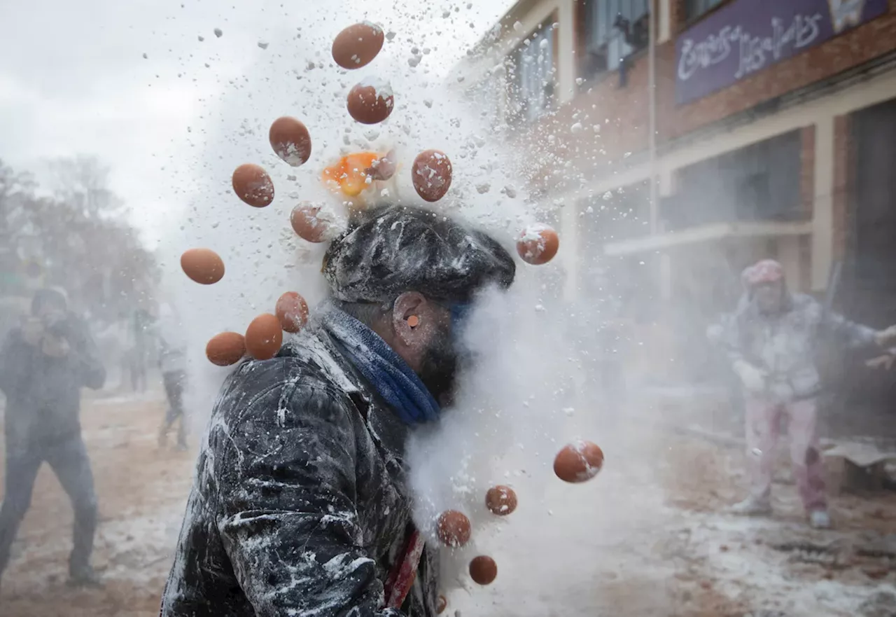 Eier-Mehl-Kampf, Karneval in Afrika und Flugunfall in Südkorea