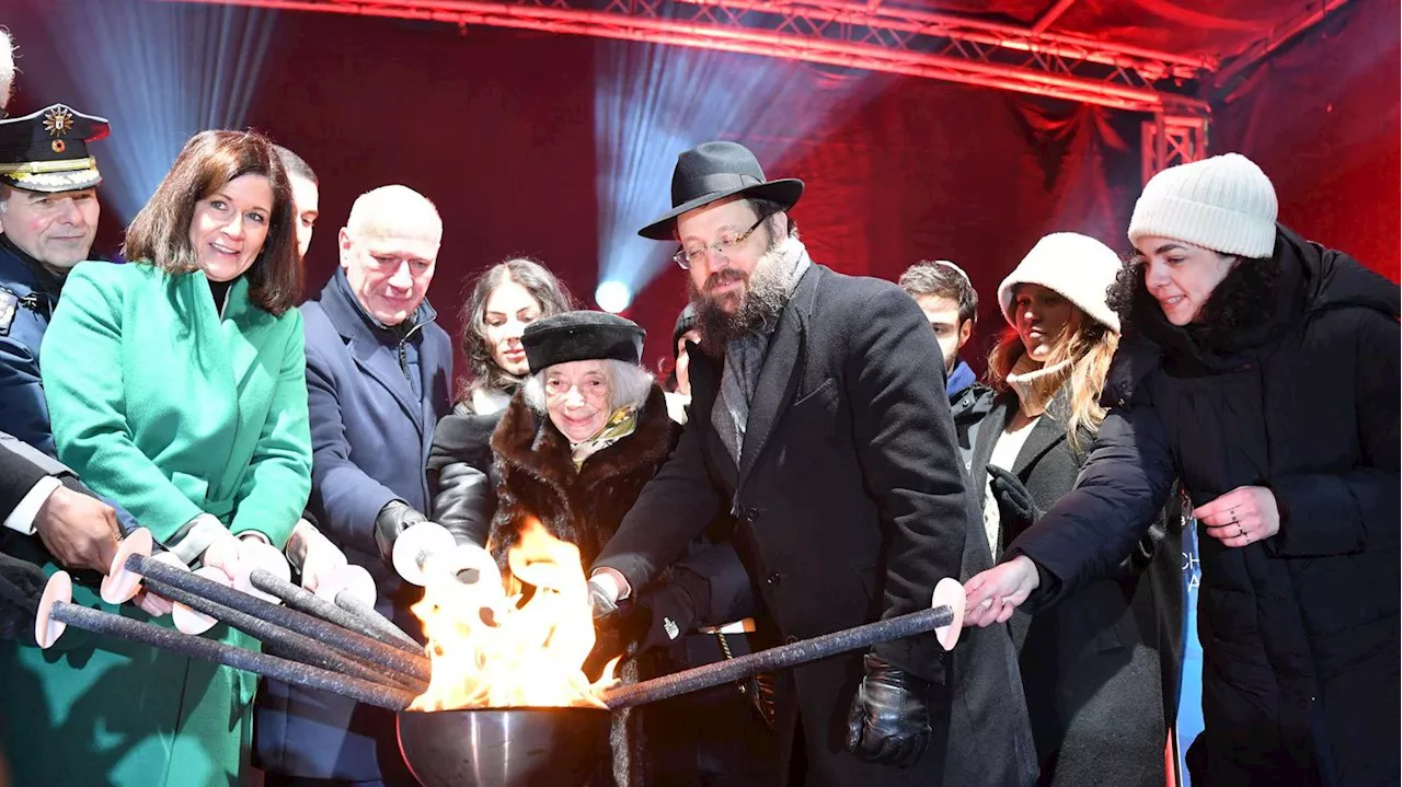 Jüdisches Lichterfest: Berlins Regierender Wegner entzündet fünftes Licht am Chanukka-Leuchter