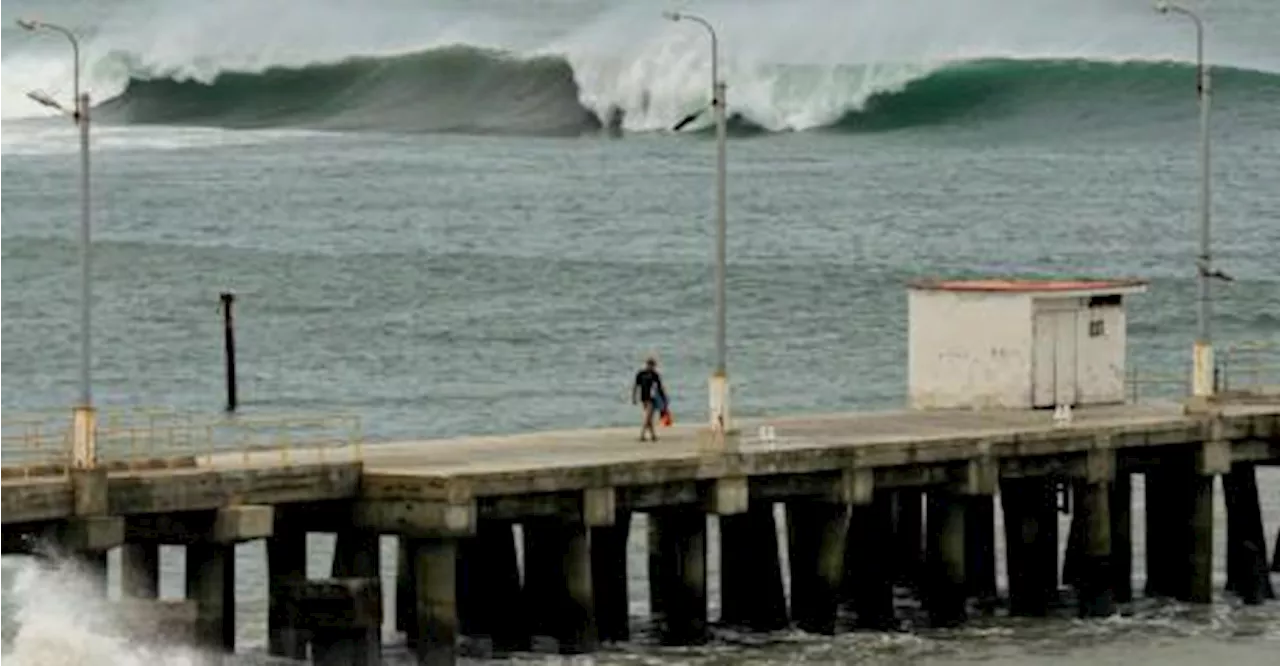 Giant Waves Close Peru's Ports, Threaten Coastline