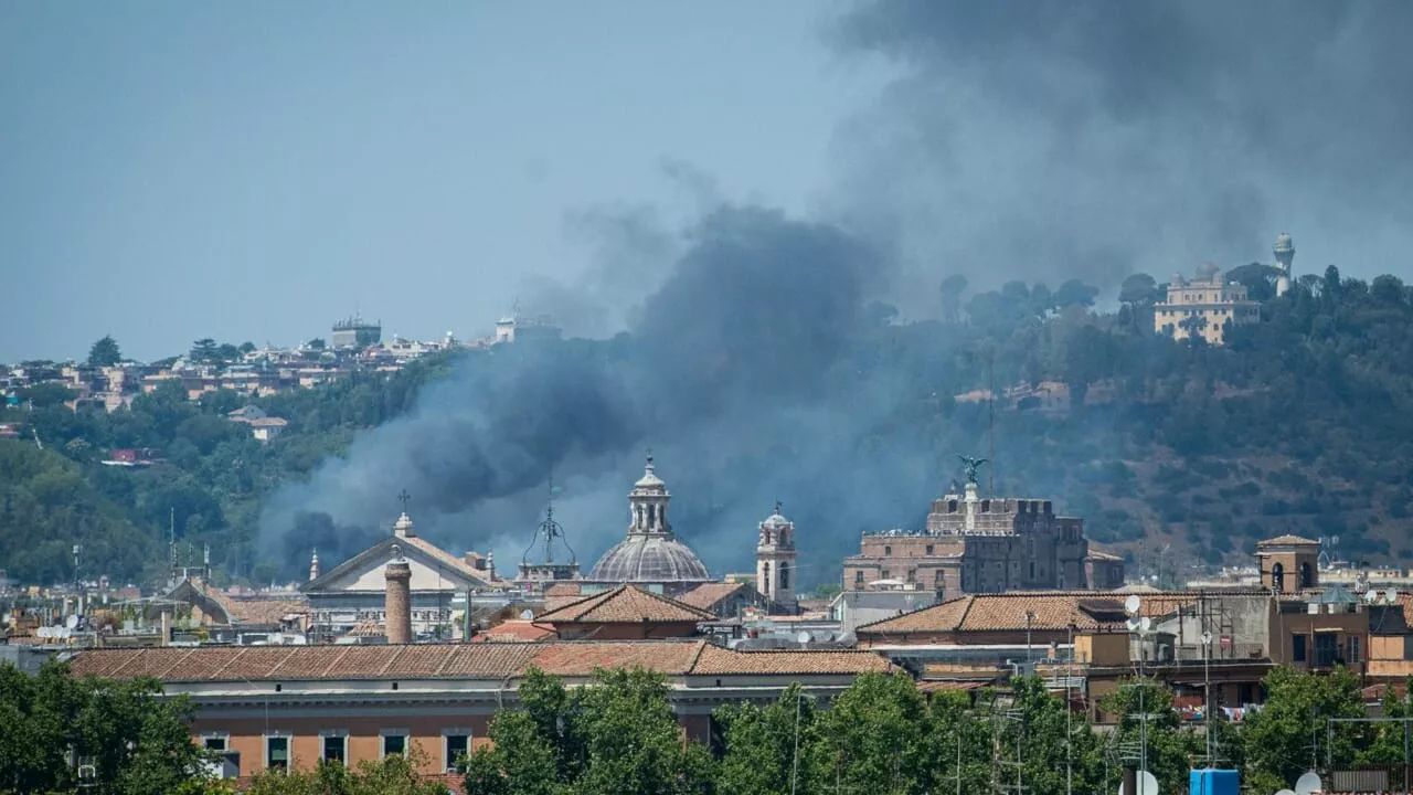 Incendio a Villa Borghese chiude Stazioni Metro Roma