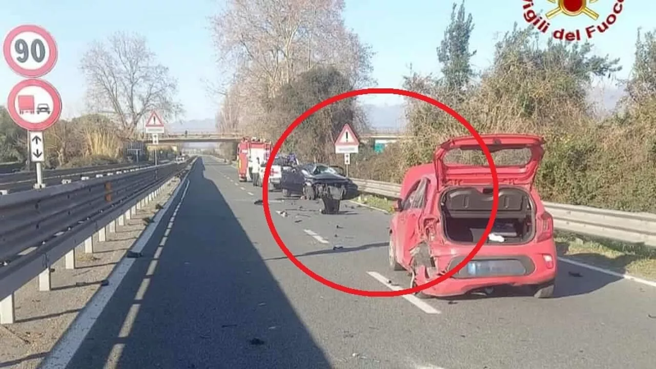 Schianto tra auto: muoiono madre e figlia, altri due bimbi sbalzati fuori dal veicolo