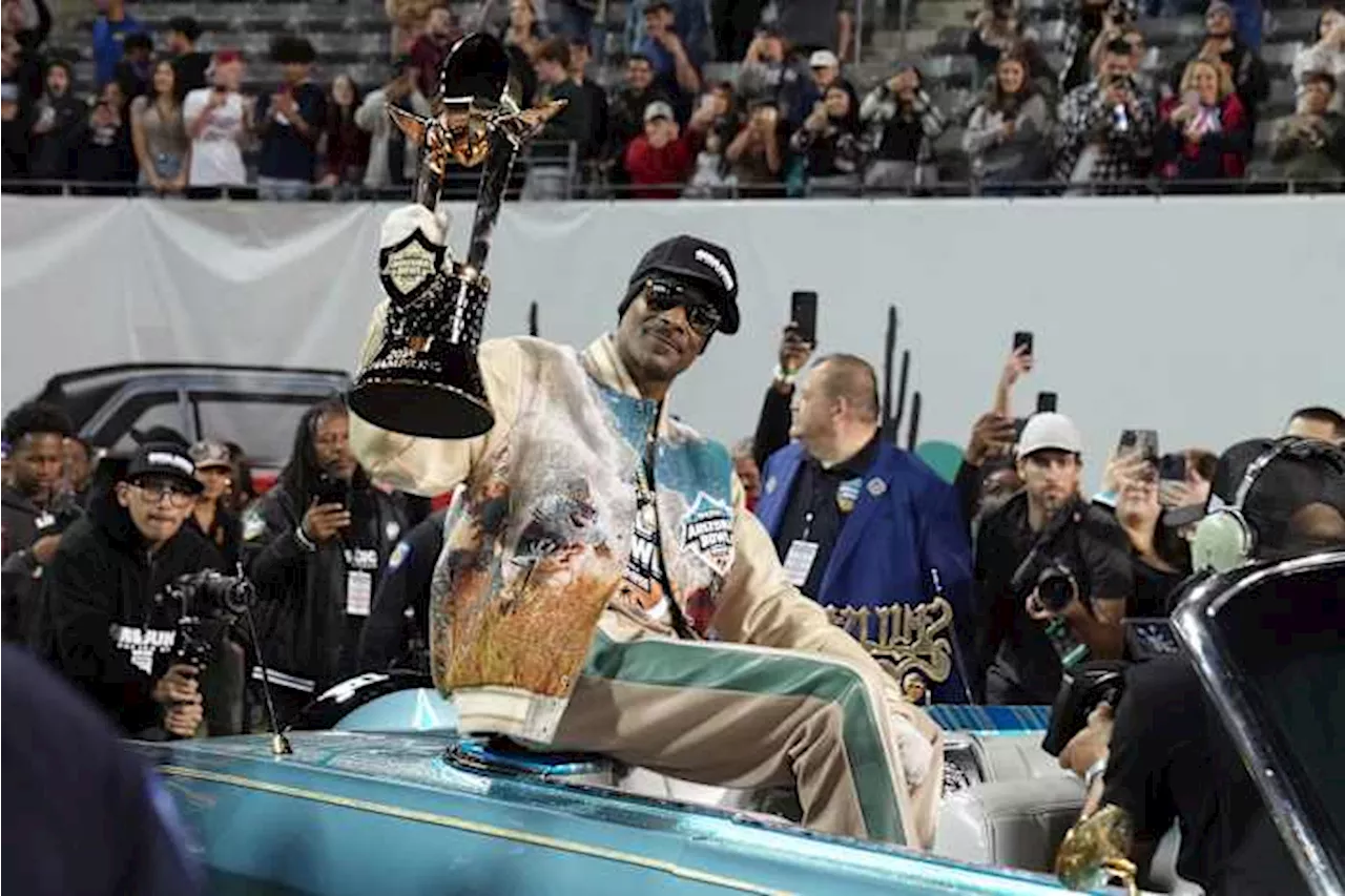 Snoop's game: Snoop Dogg thrills the crowd in the bowl that bears his name