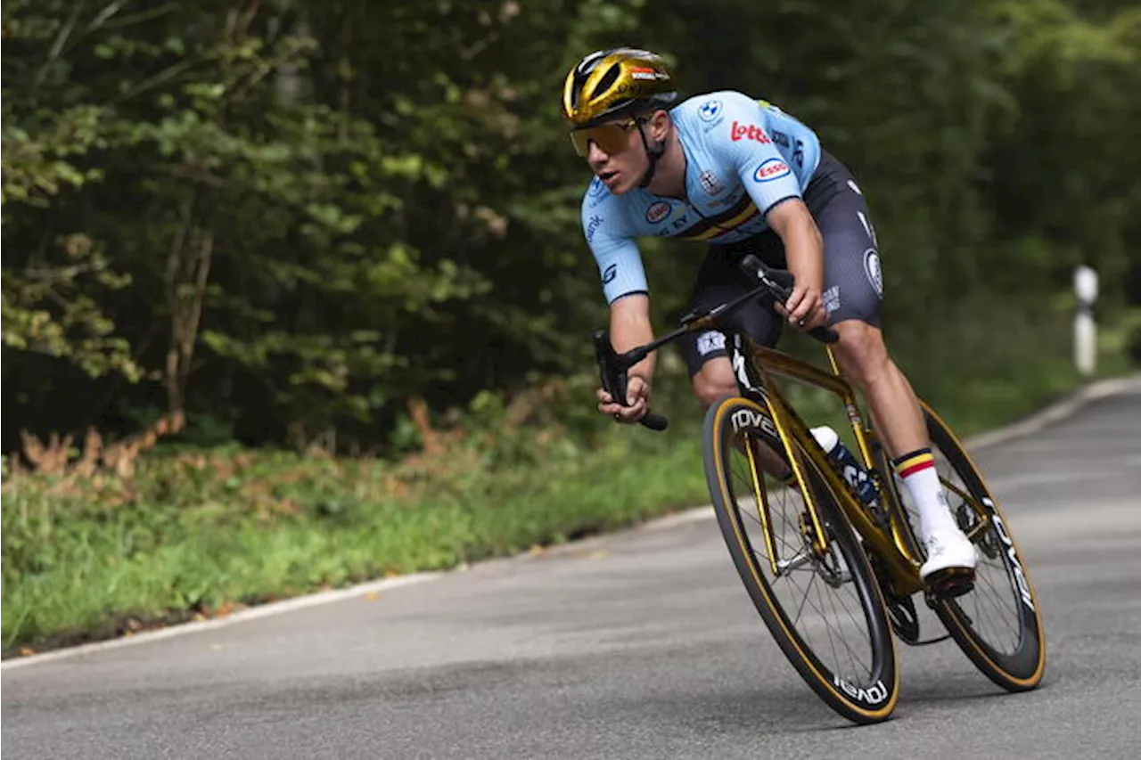 Paura per Evenepoel: finisce contro la portiera di un furgone, tre fratture