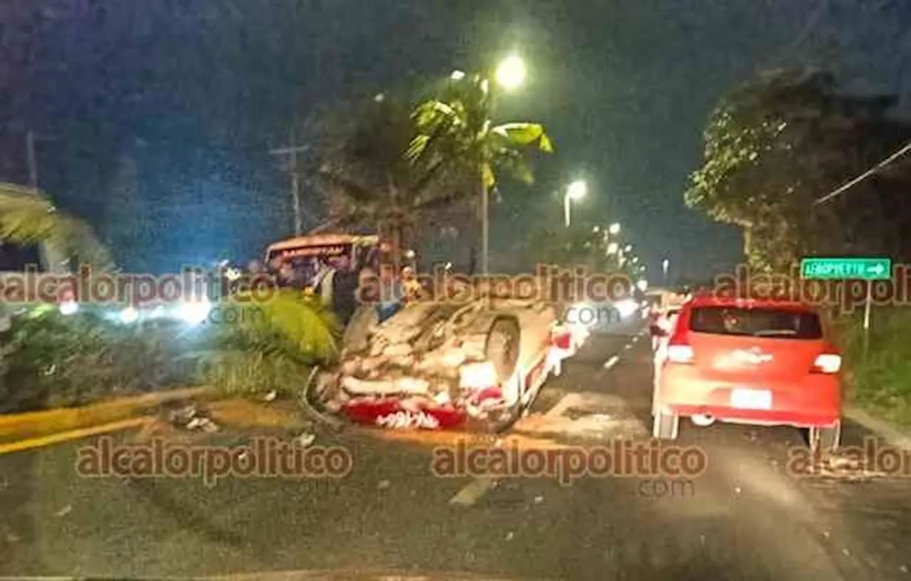 Taxi vuelca tras ser impactado por camioneta y chocar contra auto, en Veracruz Puerto