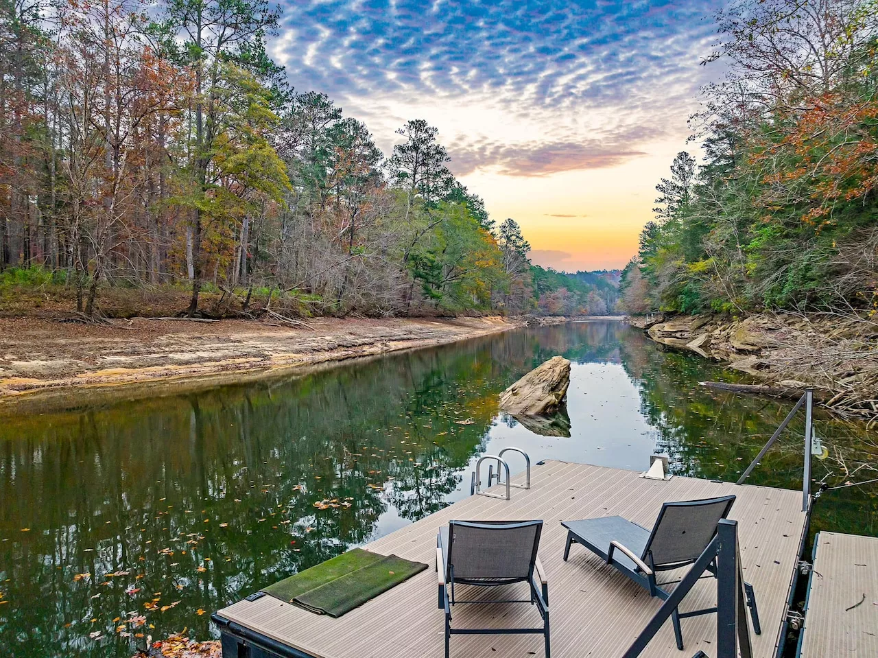 This Alabama treehouse Airbnb offers stunning mountain view of Sipsey River