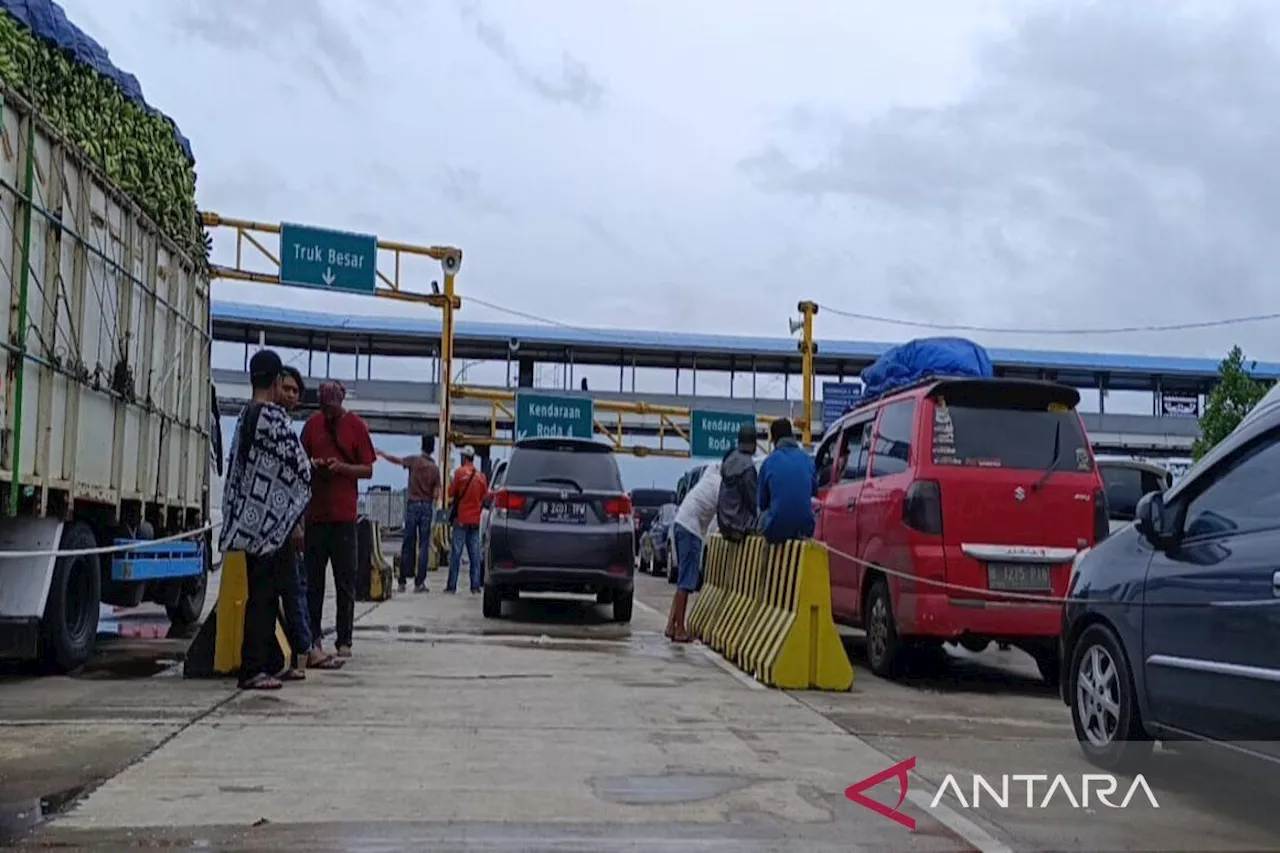 Antrean Kendaraan di Pelabuhan Bakauheni Tertahan Karena Cuaca Buruk