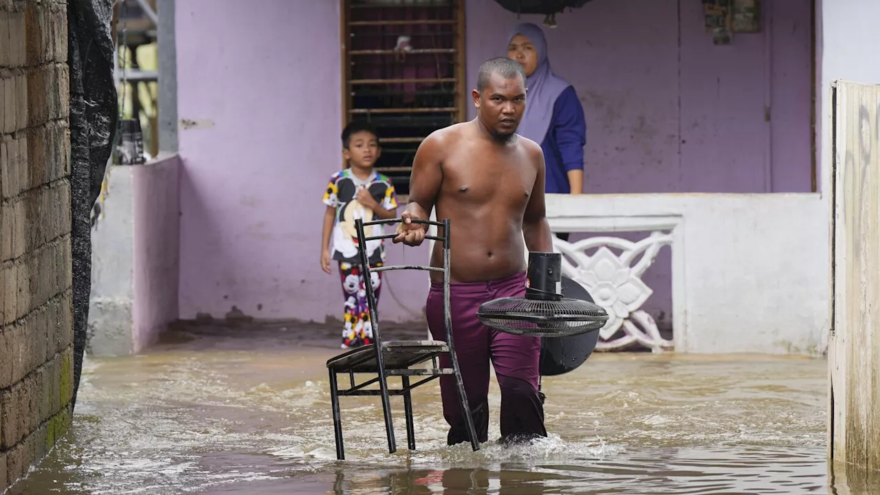 Floods wreak havoc in Malaysia, southern Thailand with over 30 killed, tens of thousands displaced