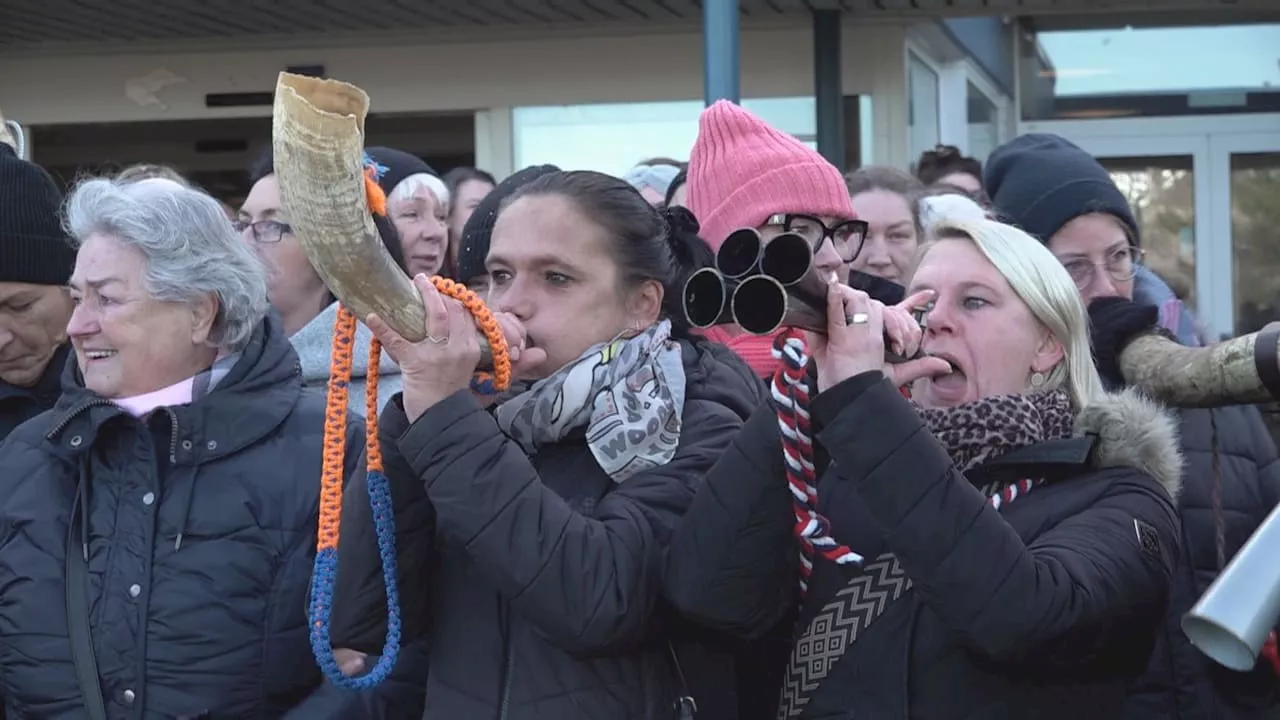 Frauen Demonstrieren für Brutale Nikolaus-Brauch auf Borkum