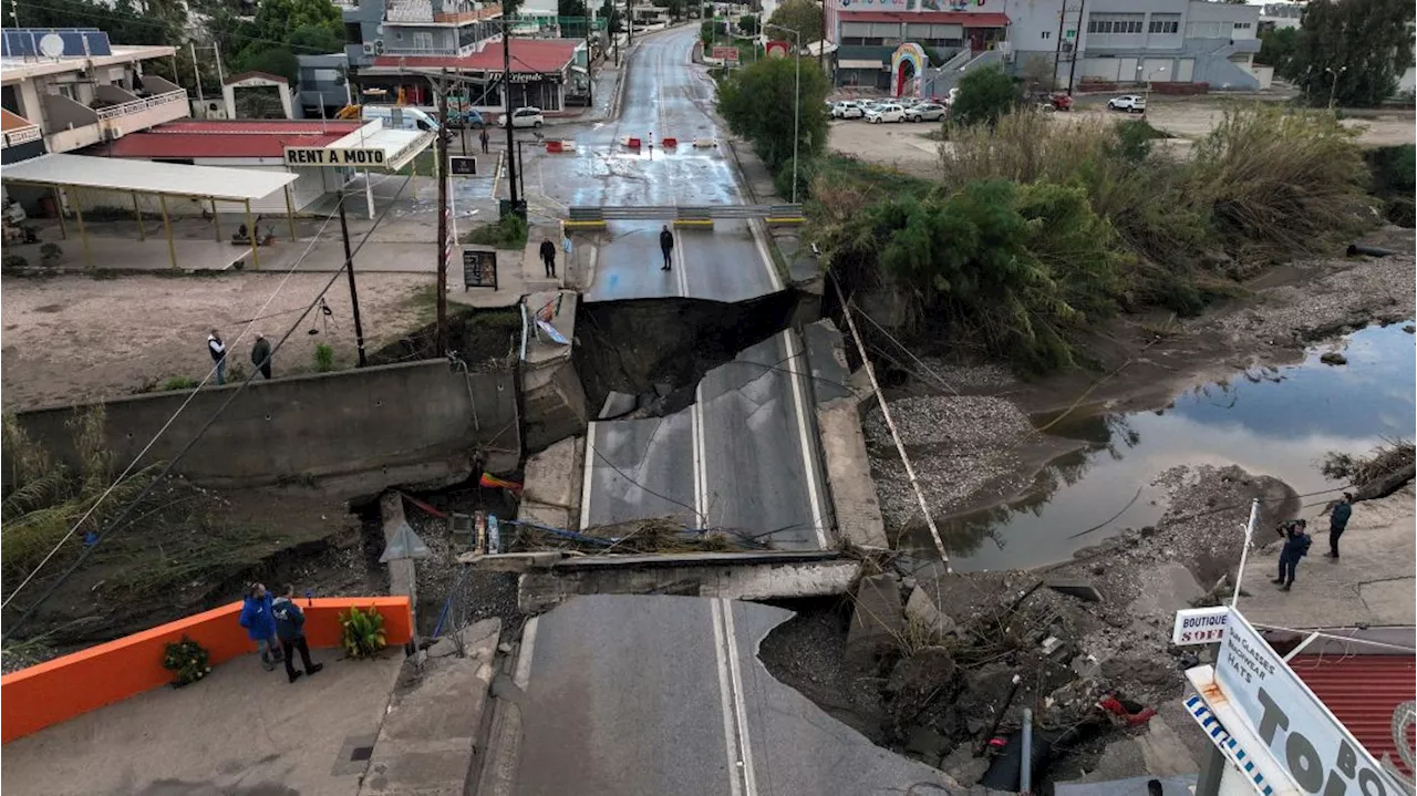 Tempestade destrói pontes e danifica casas na Grécia