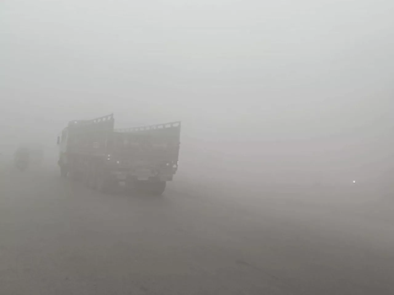 गोरखपुर में लगातार बदल रहा मौसम: दिन में धूप, रात में सर्दी बढ़ रही; सुबह दिख रही कोहरे की चादर