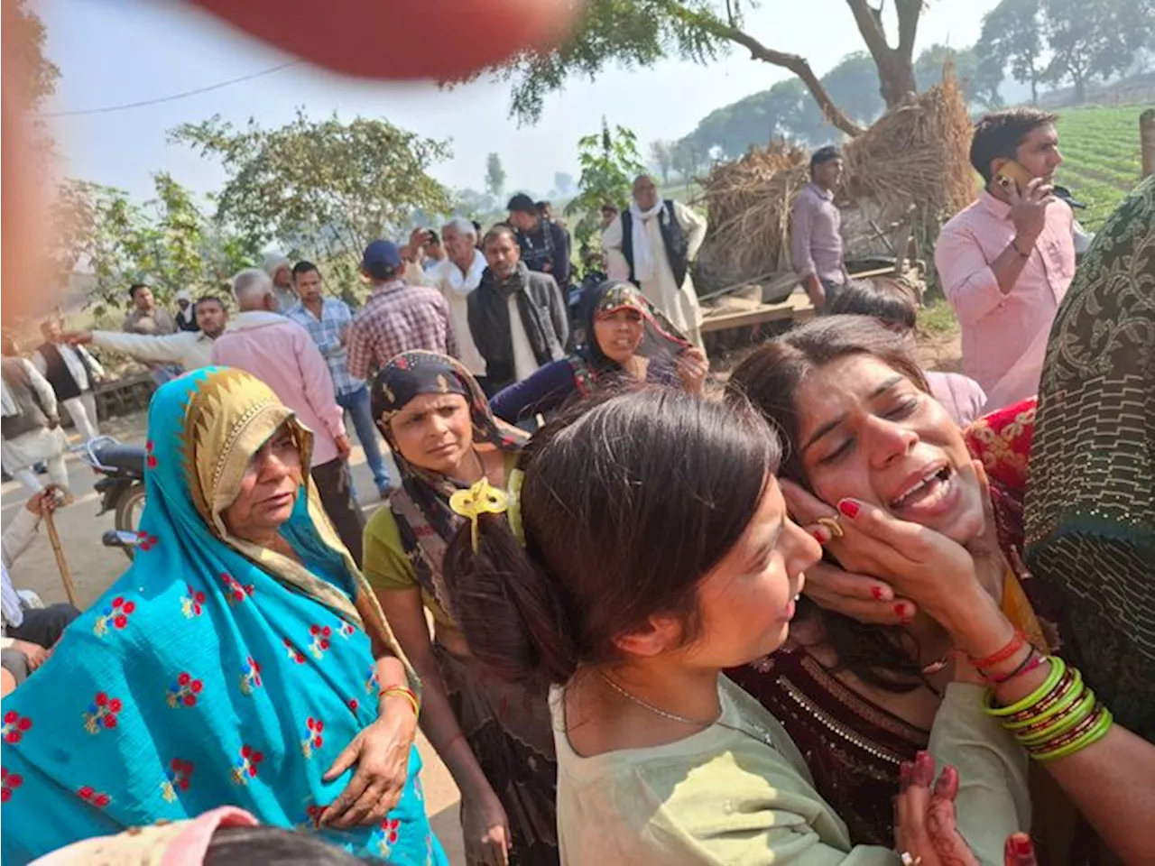 हाथरस में पुत्री की विदाई से पहले पिता की मौत: शादी की खुशियां मातम में बदली, विदाई के बाद उसी जोड़े में वा...