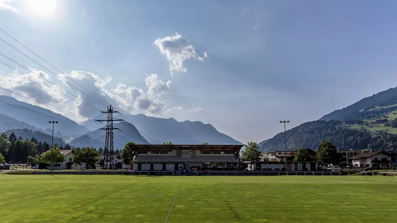 Fußball-Erstligist in Österreich: Funktionär soll Spielerinnen mit Schusswaffe bedroht haben