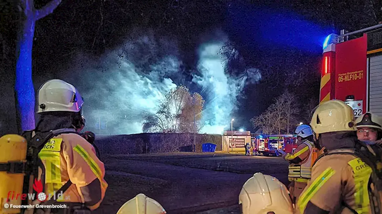 D: Stundenlanger Löscheinsatz bei Brand in altem Gewerbebau in Grevenbroich → Keller mit Schaum geflutet