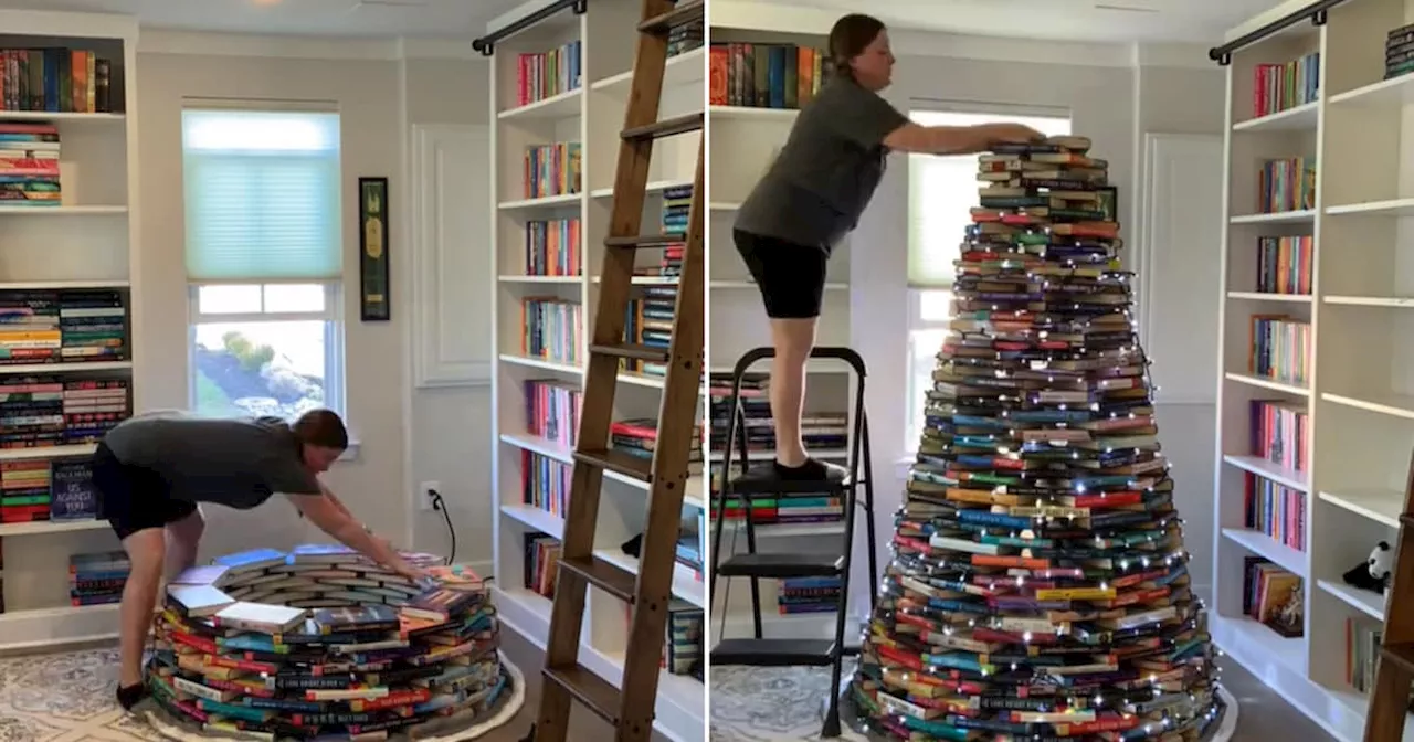 „Es macht mir so viel Freude“: Frau baut Weihnachtsbaum aus 364 Büchern