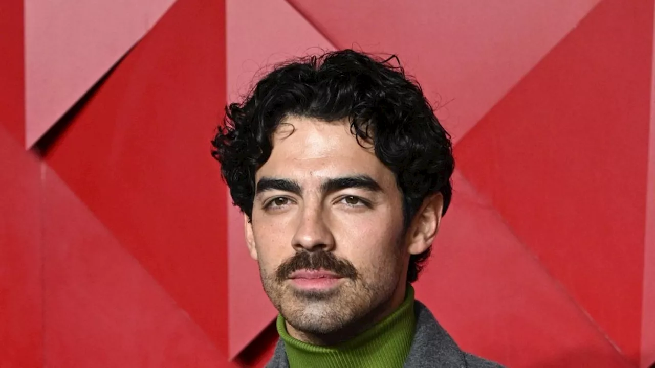 Joe Jonas präsentiert neuen Schnurrbart-Look auf den British Fashion Awards