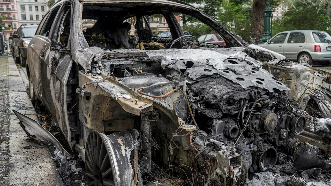  Auto angezündet! Opfer bekommt 'Entschuldigungsbrief'