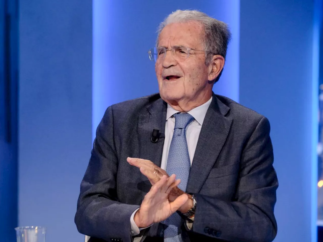 Prodi getta fango sulla Meloni: 'Gli Usa la amano perché obbedisce'